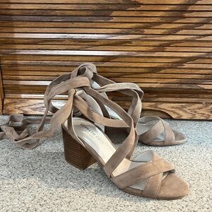 Kenneth Cole New York Victoria Beige Suede Galdiator Block Heel Sandals NWT 5.5
